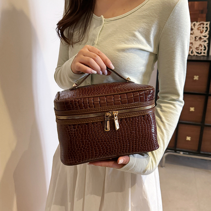 Luxury Bags Gucci - حقيبة مكياج بنمط جلد التمساح، حقيبة