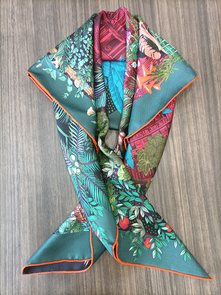 Luxury Bags And Accessories - وشاح حريري 90 سم للنساء، مناديل