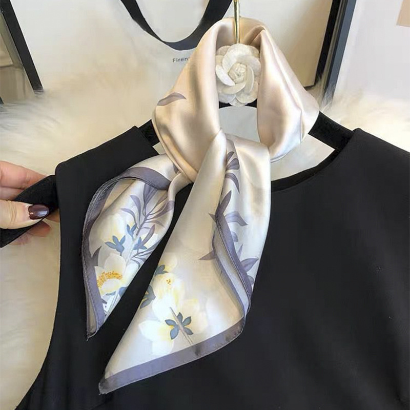 Luxury Bags And Accessories - وشاح حريري فاخر بنقشة زهور مربعة،