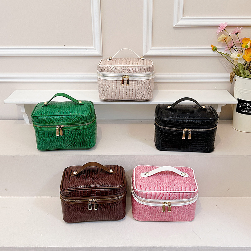 حقيبة مكياج بنمط جلد التمساح،  - مراجعة Luxury Bags Gucci وسعره
