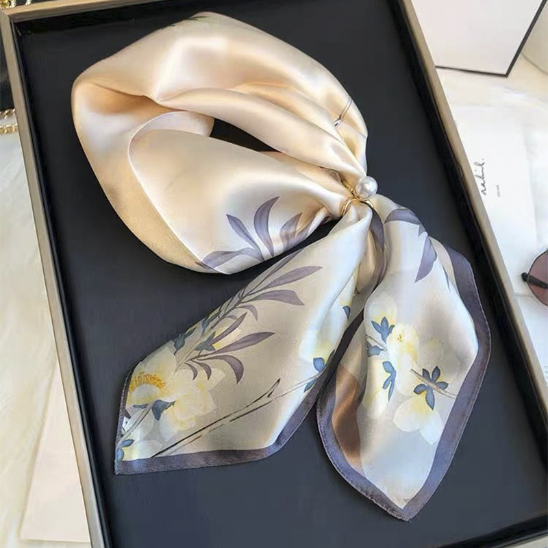 وشاح حريري فاخر بنقشة زهور مرب - مراجعة Luxury Bags And Accessories وسعره