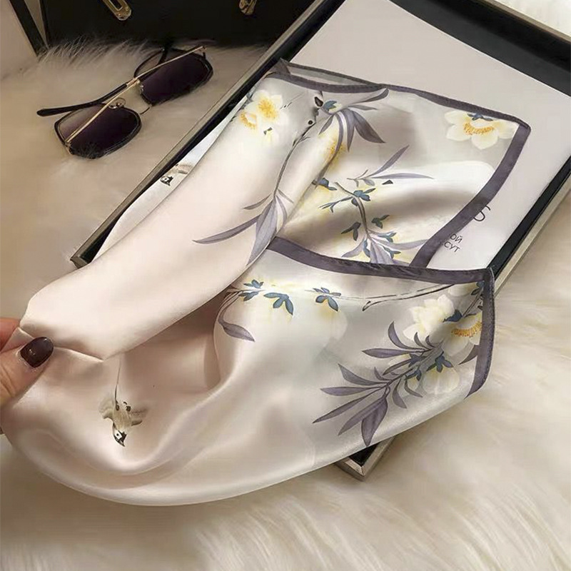 وشاح حريري فاخر بنقشة زهور مرب - مراجعة Luxury Bags And Accessories وسعره